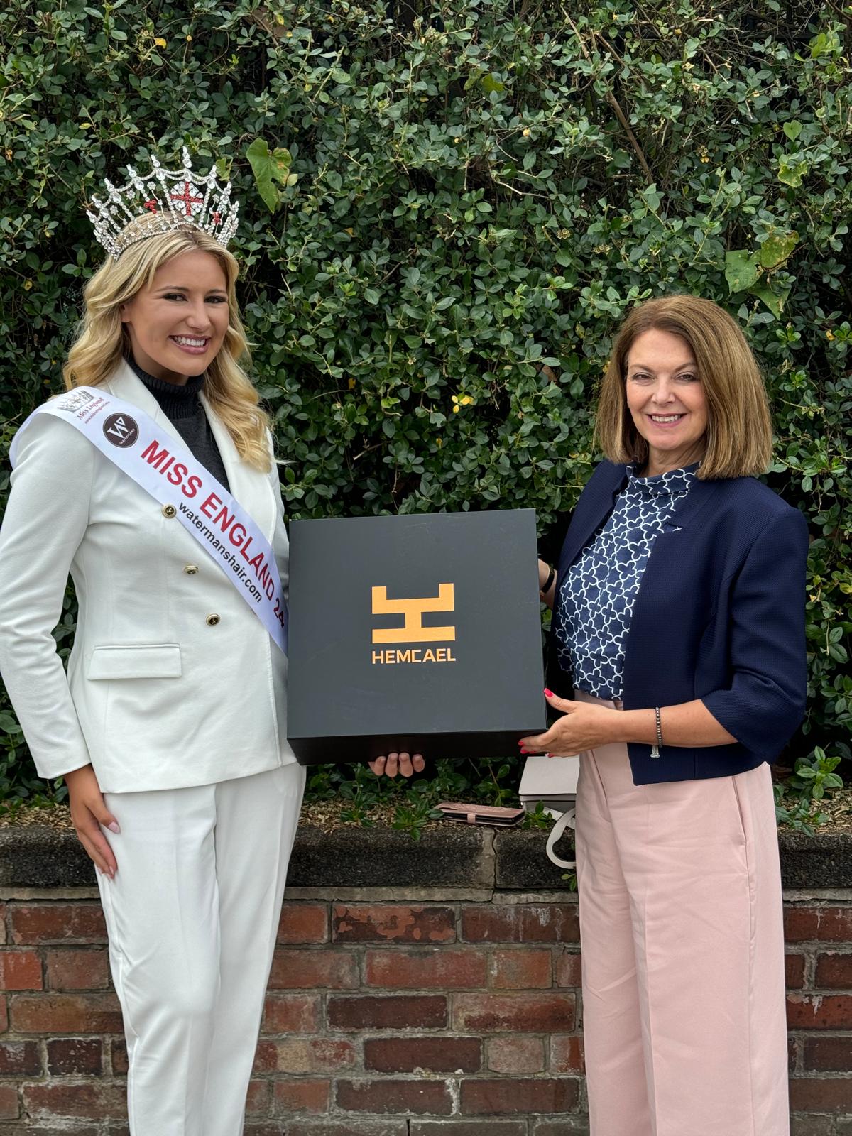 Miss England Milla Magee presented with a Hemcael Melime Tote Bag .
